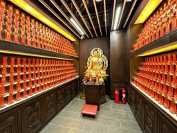 大圍普光明寺之藥師殿之環境照，展示金色的藥師佛像（藥師琉璃光如來），藥師佛又稱為藥師琉璃光如來