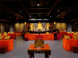 香港普光明寺的大殿正面，展示所供奉的是釋迦牟尼佛，其左面為大智慧「文殊師利菩薩」及右面為像徵大善的「普賢菩薩」。