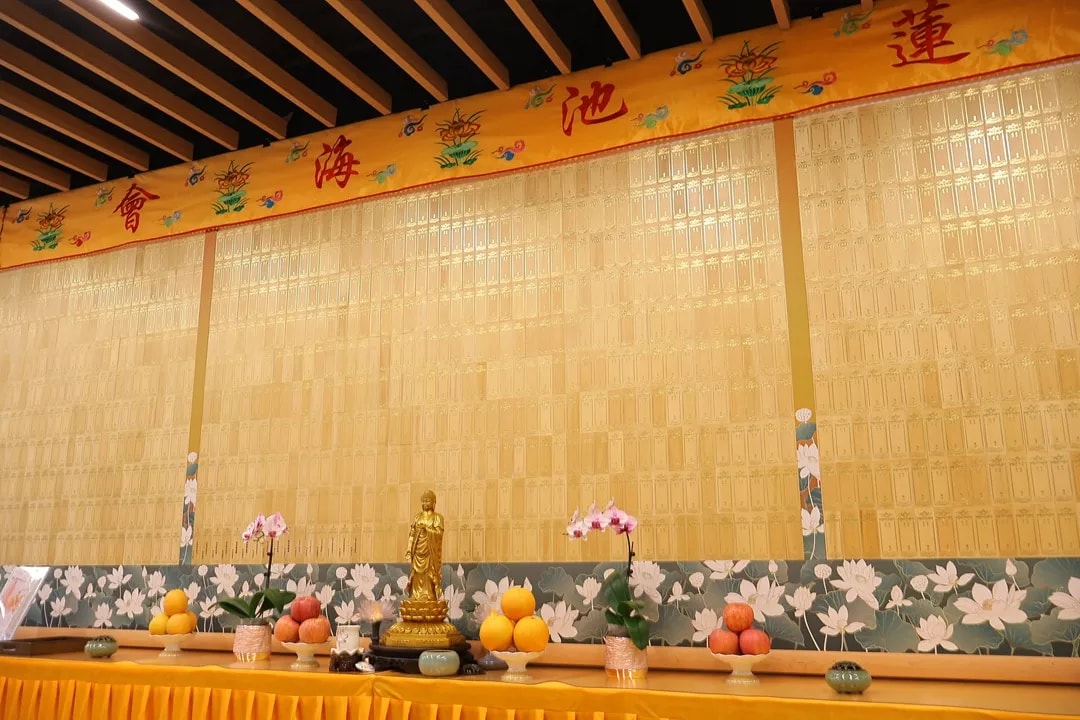 沙田普光明寺觀音殿內供奉千手千眼觀世音菩薩，為漢傳佛教六觀音之一。