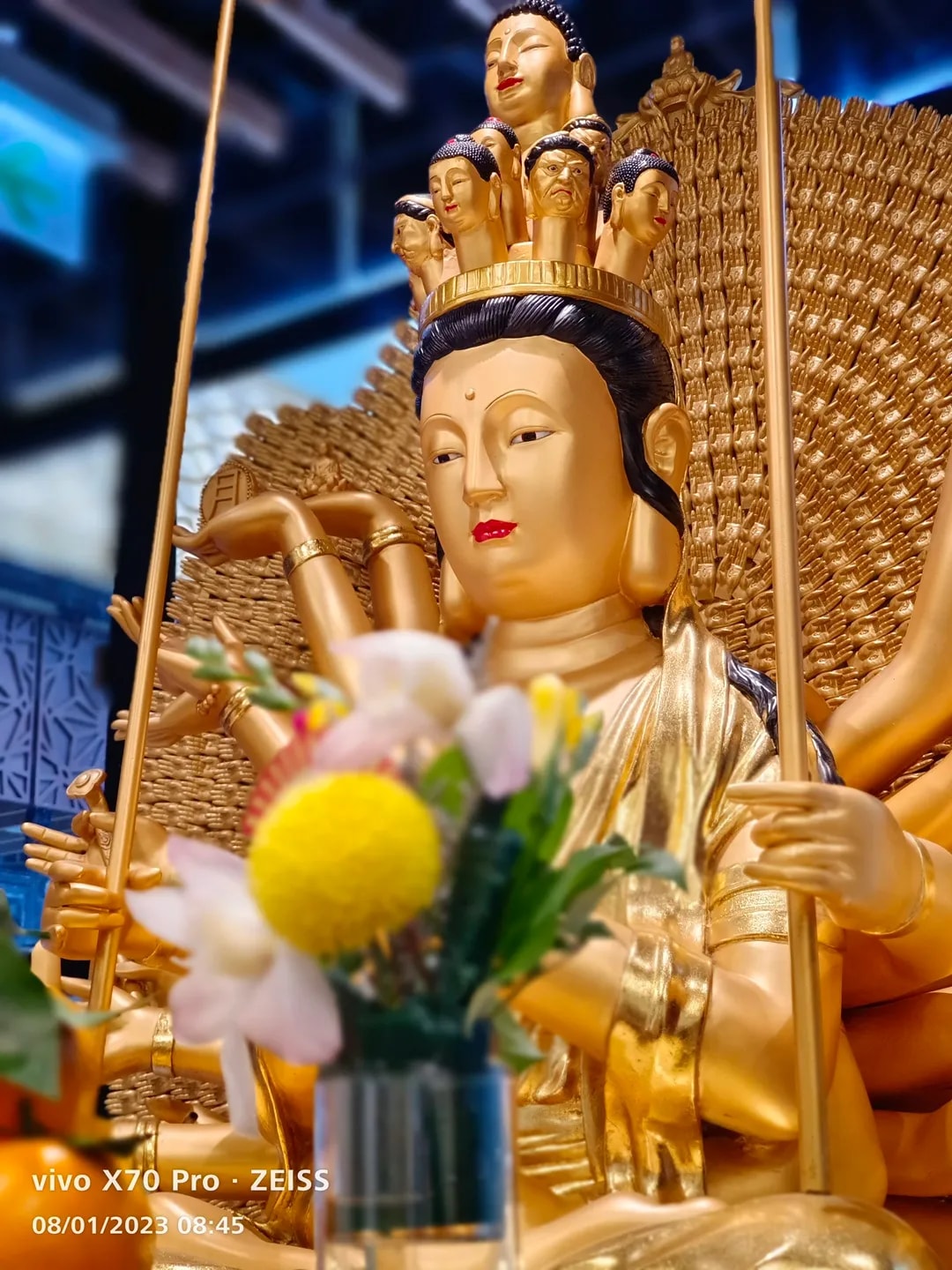 沙田普光明寺觀音殿內供奉千手千眼觀世音菩薩，為漢傳佛教六觀音之一。
