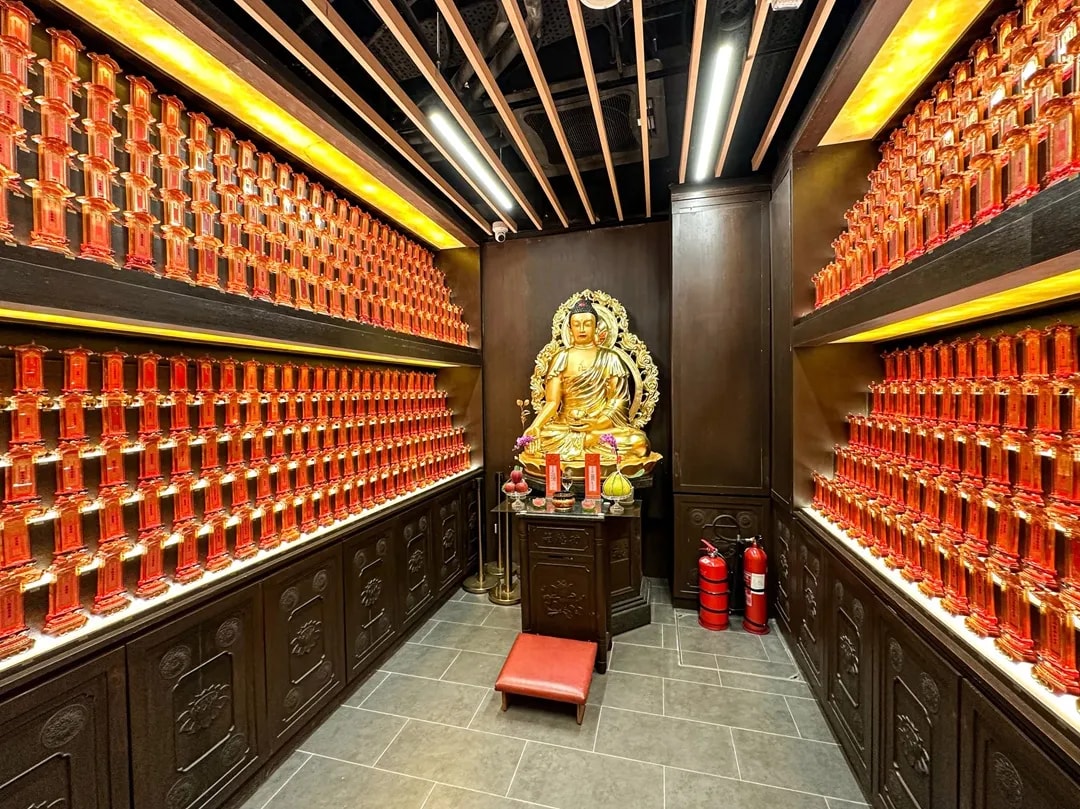 大圍普光明寺之藥師殿之環境照,展示金色的藥師佛像(藥師琉璃光如來),藥師佛又稱為藥師琉璃光如來