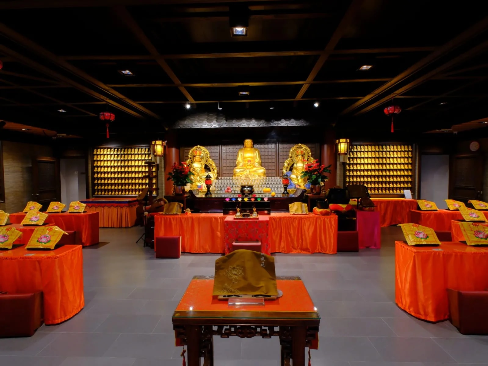 香港普光明寺的大殿正面,展示所供奉的是釋迦牟尼佛,其左面為大智慧「文殊師利菩薩」及右面為像徵大善的「普賢菩薩」。