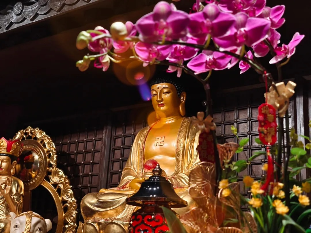 香港普光明寺的大殿正面,展示所供奉的是釋迦牟尼佛,其左面為大智慧「文殊師利菩薩」及右面為像徵大善的「普賢菩薩」。