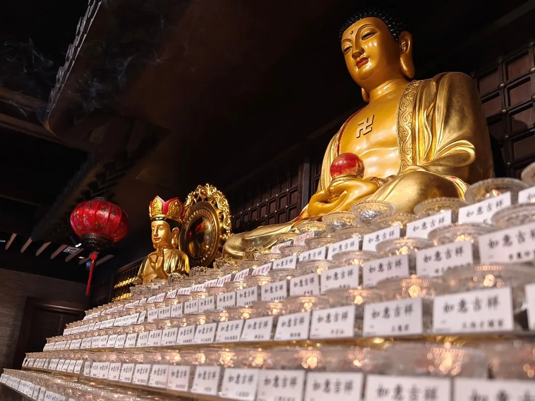 香港普光明寺的大殿正面,展示所供奉的是釋迦牟尼佛,其左面為大智慧「文殊師利菩薩」及右面為像徵大善的「普賢菩薩」。