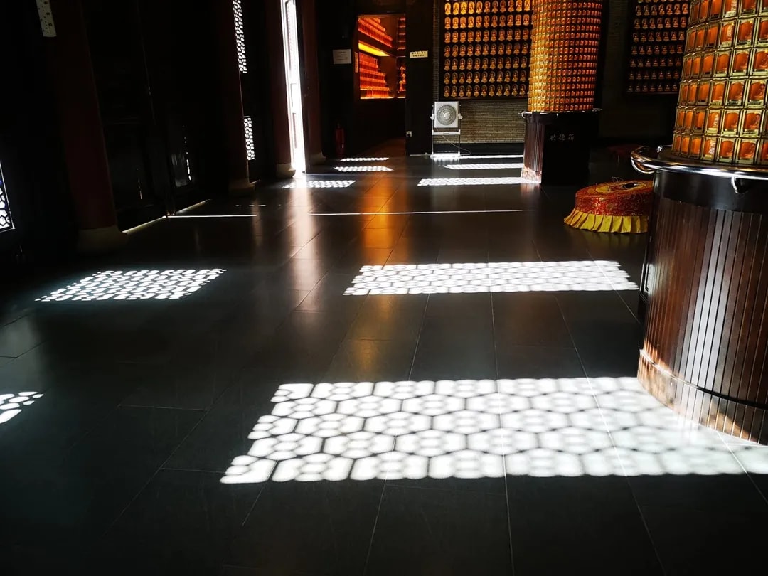 香港普光明寺的大殿正面,展示所供奉的是釋迦牟尼佛,其左面為大智慧「文殊師利菩薩」及右面為像徵大善的「普賢菩薩」。