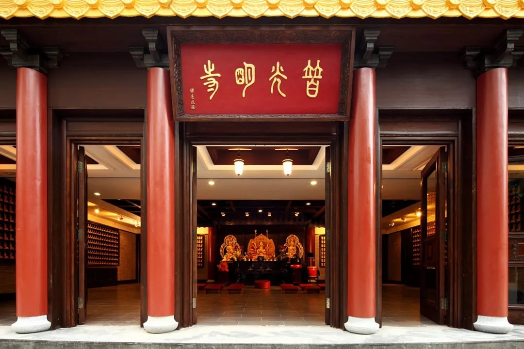 香港普光明寺的大殿正面,展示所供奉的是釋迦牟尼佛,其左面為大智慧「文殊師利菩薩」及右面為像徵大善的「普賢菩薩」。
