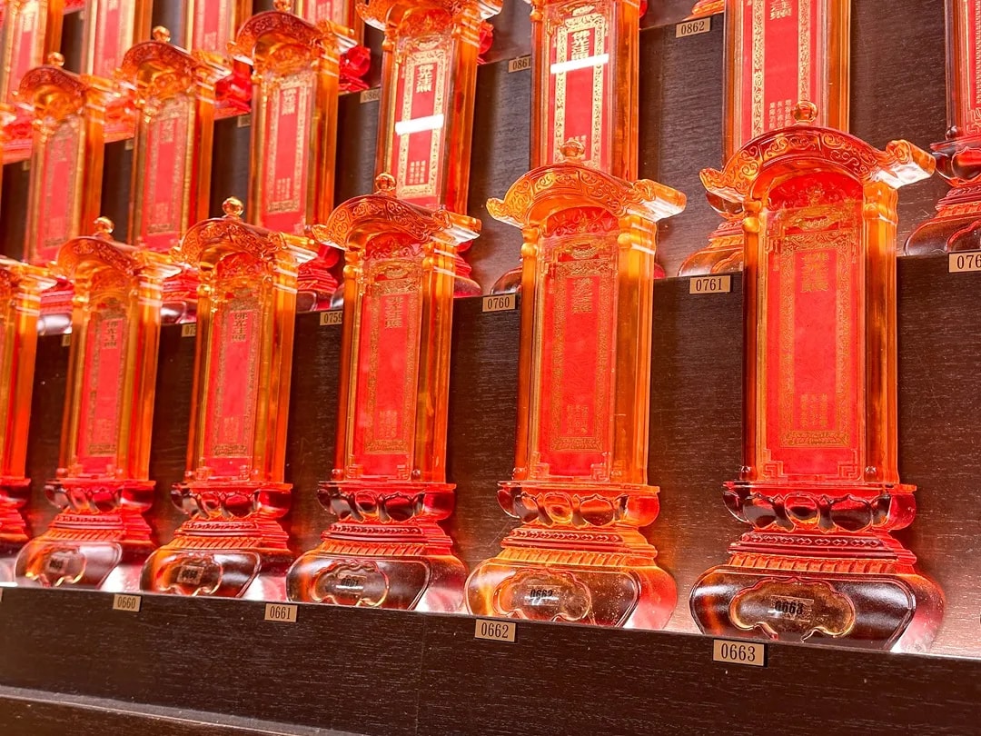 大圍普光明寺之藥師殿之環境照,展示金色的藥師佛像(藥師琉璃光如來),藥師佛又稱為藥師琉璃光如來